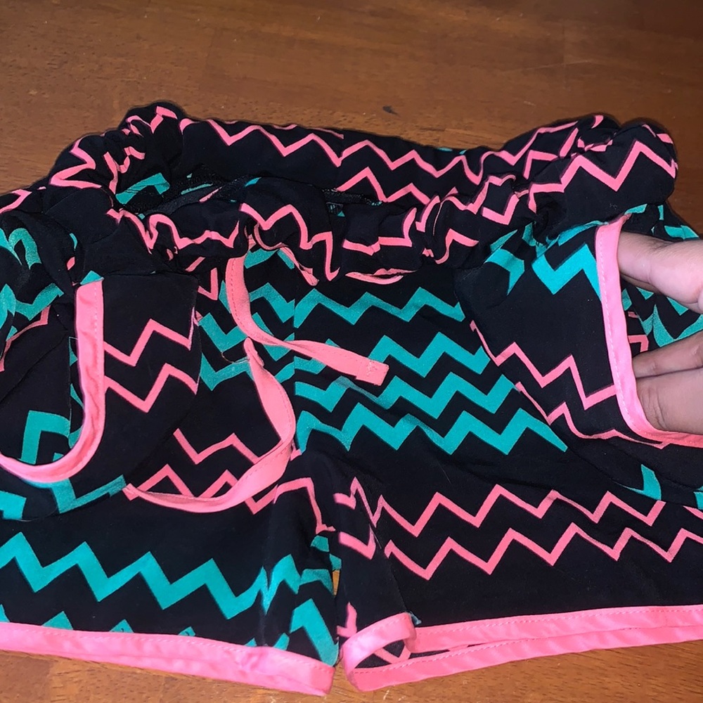 Short (S) - Picture 3 of 5